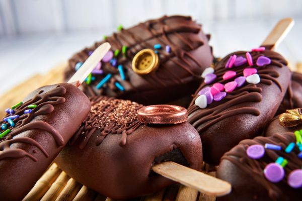 O fetiță mânca ciocolată