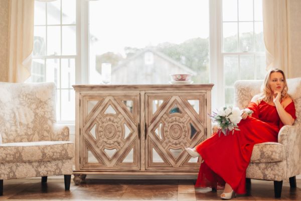 O doamnă cumpără un dulap