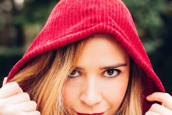 Lupul, care fusese școlit la Harvard, o prinde pe Scufița Roșie în pădure