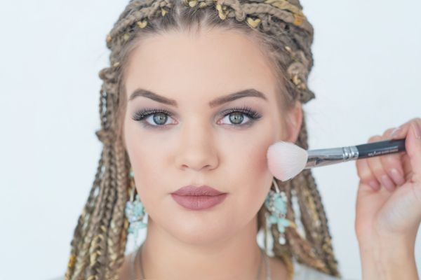 – Fată, sunt bine machiată?