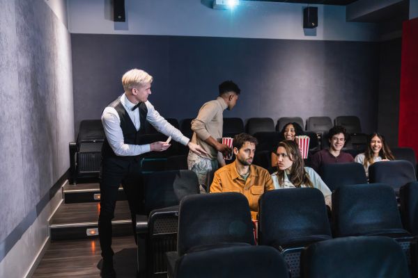 - Ai fost la teatru cu amantul, ce a fost acolo?