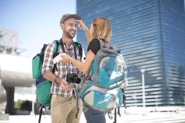 Un turist întreabă un localnic: – Este departe Oradea?