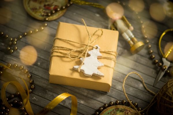 Un soţ iubitor trimite un cadou pentru parteneră