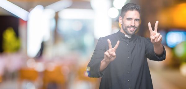 – Crede-mă, că mi se ridică pălăria la câte aud Ia spovedanie