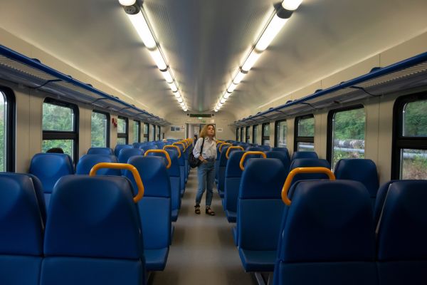 Un cuplu într-un compartiment de tren