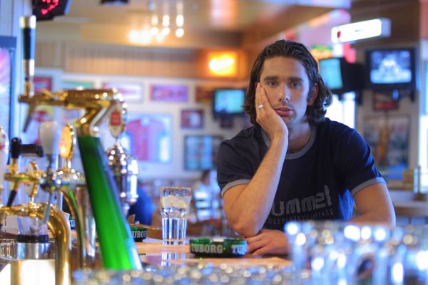 Doi tipi încearcă să cucerească o fată