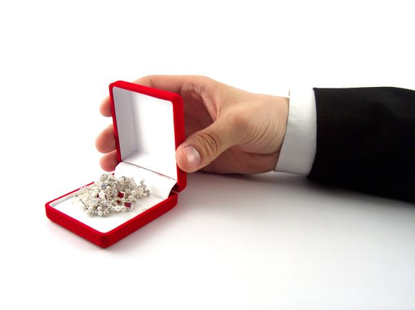 Vânzătoarea: - E pentru soție?