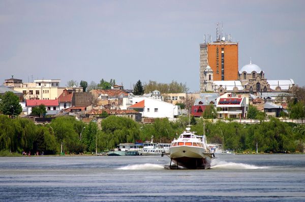 Un vapor trece pe lângă o insuliță