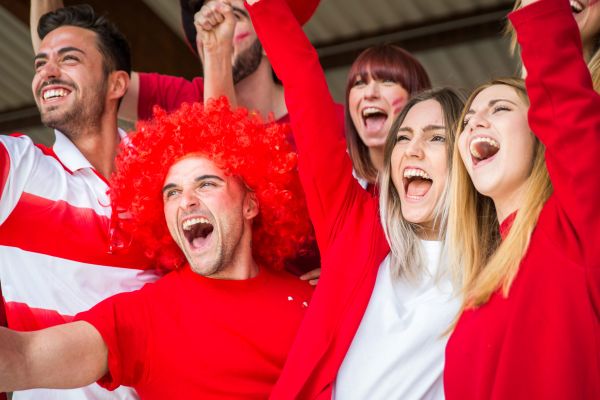 – Nu mai pot, m-am săturat să alerge toate femeile după mine!