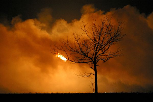 Doi indieni văd fum în zare