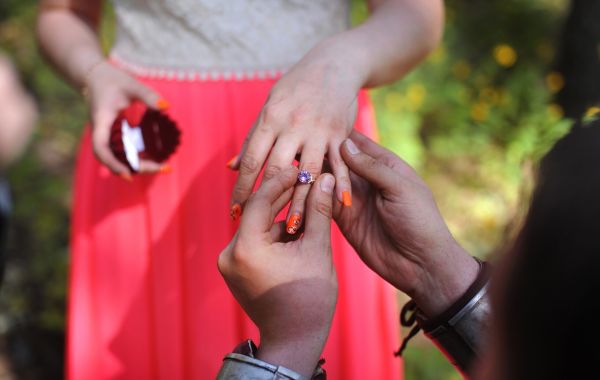 Un tip o cere în căsătorie pe iubită