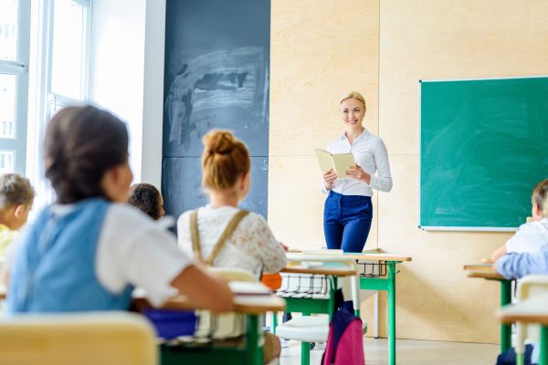 Un profesor întreabă clasa:  – Copii, cine poate să-mi spună ce este „destinul”?