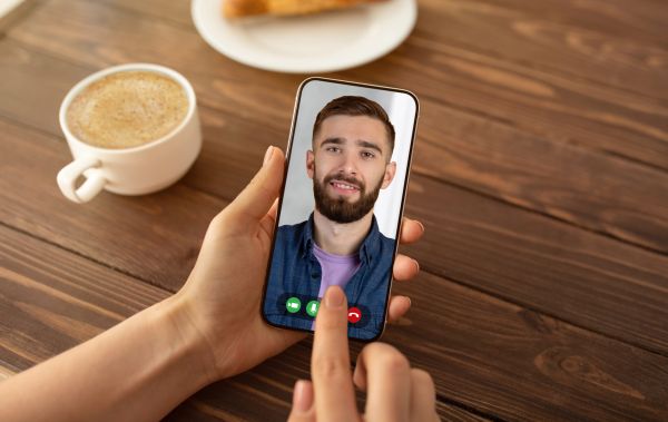 - Cât timp voi fi plecat, cum vrei să comunicăm