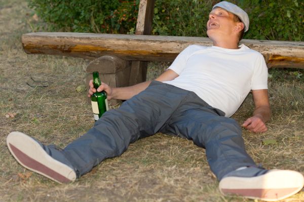 Bulă ajunge beat acasă, ca de obicei