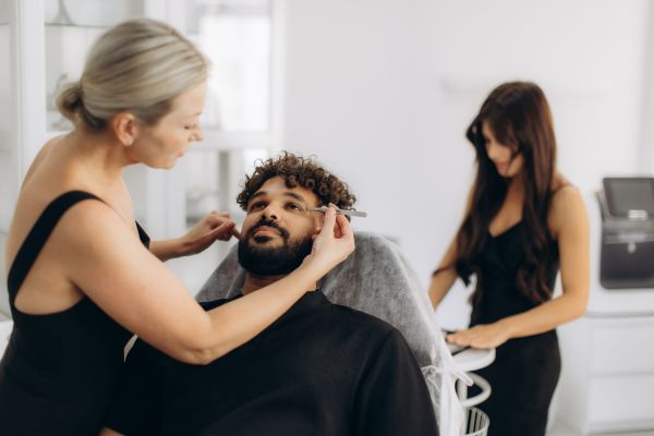 Bulă se duce la frizerie