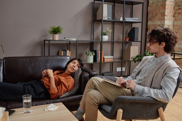 Nevasta lui Bulă se duce singură la psiholog