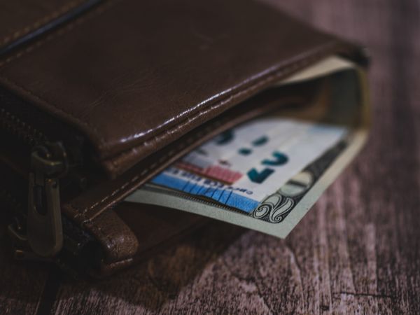 - Am găsit un portofel care conține 1500 dolari