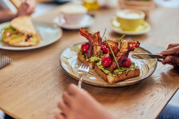 - La ora 7 fix, mă apucă un chef nebun de mâncare