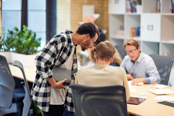 Un om pleacă de la serviciu în pauza de masă