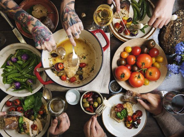 La masă, mama i se adresează lui Bulă