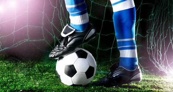 Un suporter stă de vorbă cu antrenorul