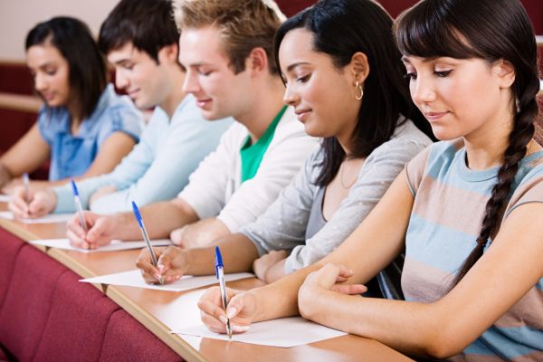 La facultate, profesorul le spune studenților: - Mâine aveți examen de logică