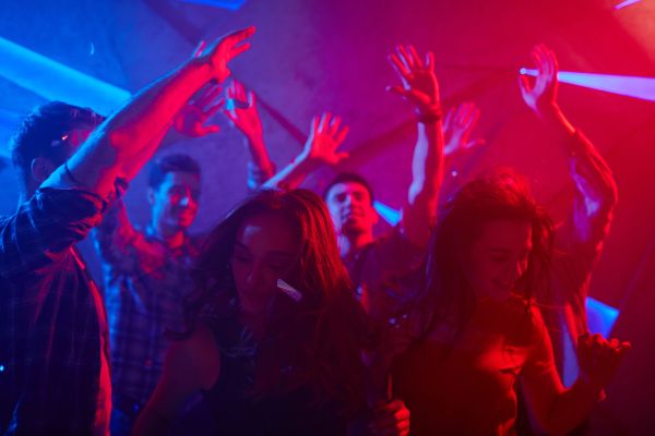 Un preot intră într-un club