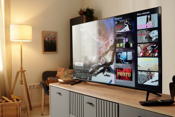 Ion se uită la tv, Măria gătește