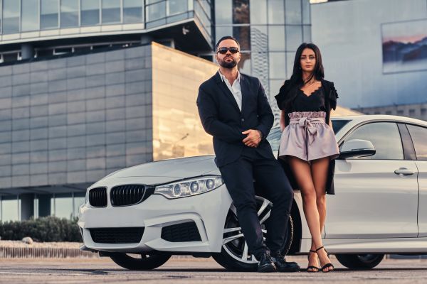 Un tip explică de ce intră cu BMW-ul în mare