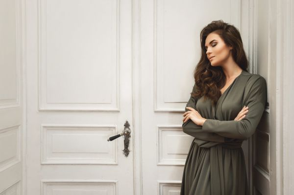 O femeie primește în casă un bărbat