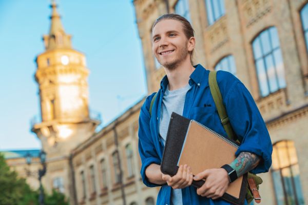 - Am două facultați, zice candidatul