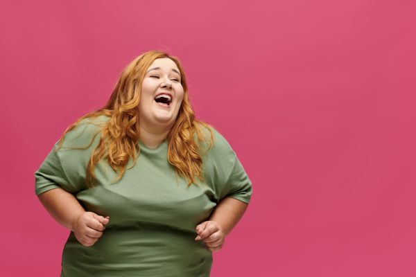 Un motociclist lovește o femeie durdulie