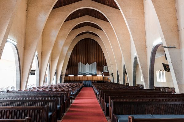 - M-am angajat electrician la biserică ...