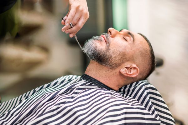 - Dragule, cum îți iese bărbieritul ăla perfect?