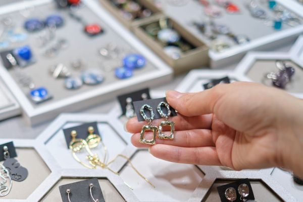 - Pentru 8 Martie am comandat cercei