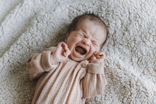 Copilul începe să plângă