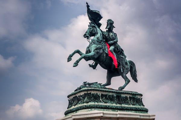 Napoleon se plimba printr-un sat