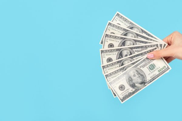 - Draga mea, îmi dai niste bani că să ajut un om