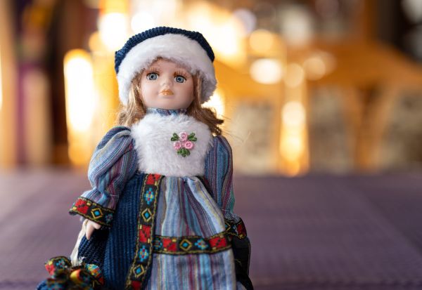 Alinuța: - Mami, Ghiţă mi-a spart papuşa de porţelan!