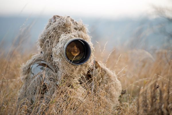 – Aveți pantaloni de camuflaj?