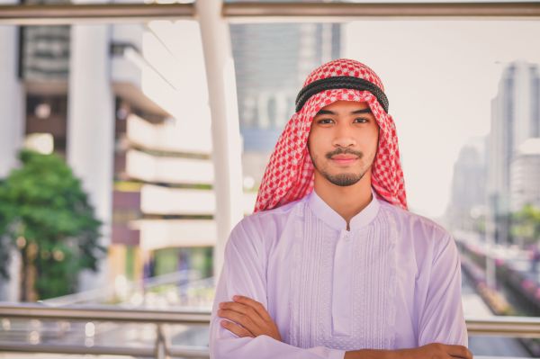 Șeicul se uită pe fereastră și zice servitorului său:  – Of, iar vin turiștii