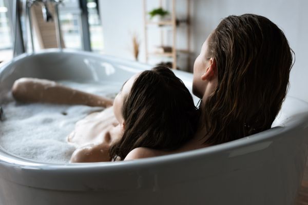 - Ce pot pune in apa din cadă pentru a mă calma?