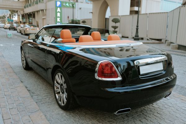 Un tip își ia Rolls Royce
