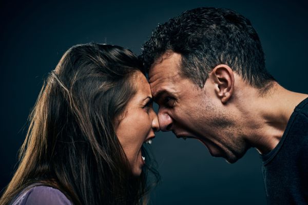 La judecătorie: – Ați aruncat cu o farfurie în capul soțului