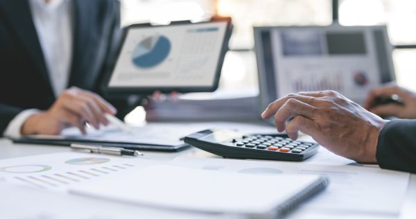 Bulă, proaspăt contabil, merge la interviu