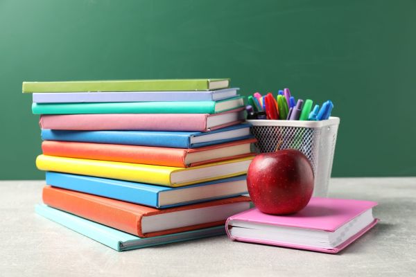 – Fiule, ți-am cumpărat manualele pentru școală