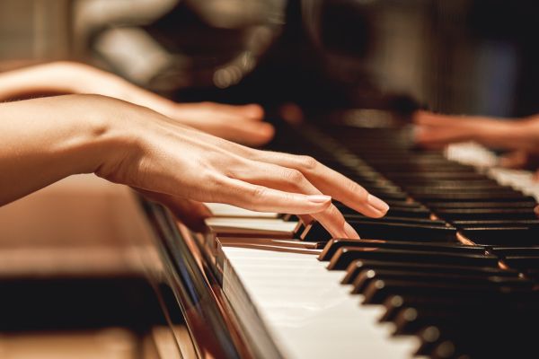 - John, adu-mi te rog pianul!