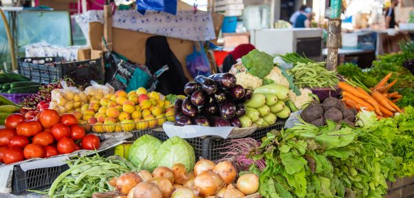 Într-o piață, o băbuță vindea mărar la 1 leu