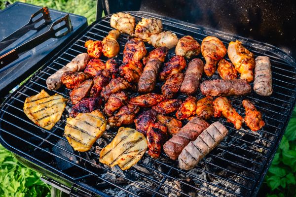 - Câte cinci mici de căciulă şi două butelii de Murfatlar