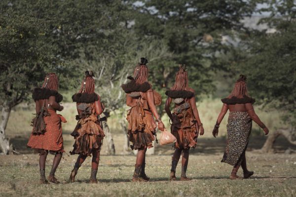 Bătrânele tribului stăteau în peşteră